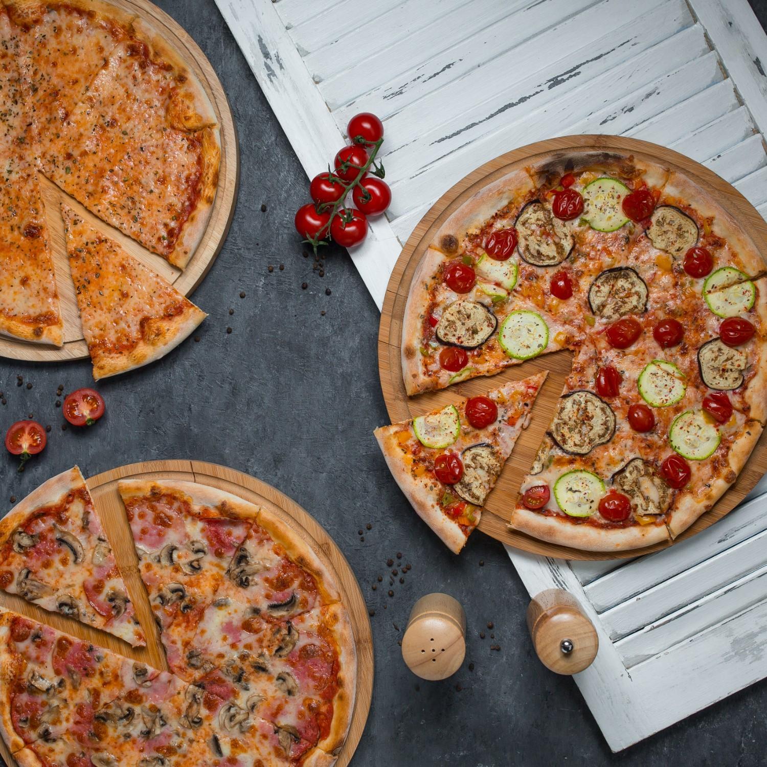 kids-pizza-birthday-party-bhopal Freshly baked pizza served for children at a birthday party at Utsav Marriage Garden, Bhopal.