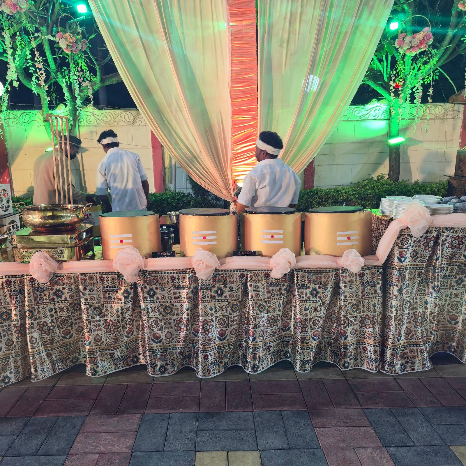 luxury-buffet-counter-bhopal Luxury buffet counter with premium crockery, decorated food stalls and professional service staff at Utsav Marriage Garden, Bhopal.