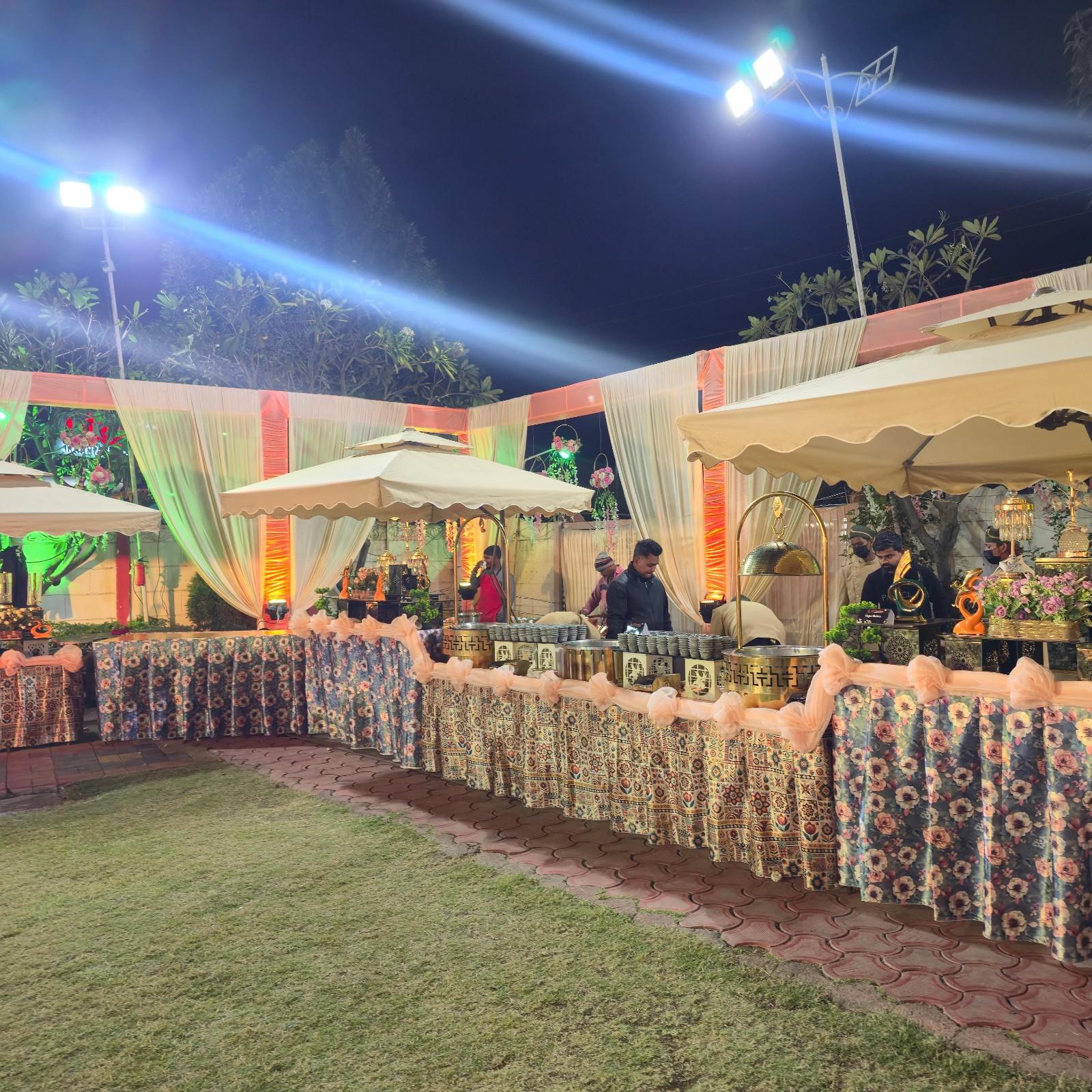 premium-catering-display-bhopal Premium vegetarian catering display with hygienic buffet setup and professional hospitality at Utsav Marriage Garden, Bhopal.
